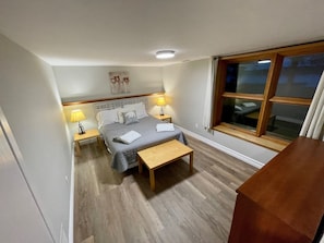 5 bedrooms, iron/ironing board, free WiFi, bed sheets