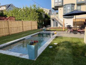 Utomhuspool och uppvärmd pool
