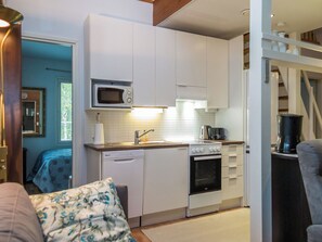 Refrigerador, microondas, lavavajillas y utensilios de cocina