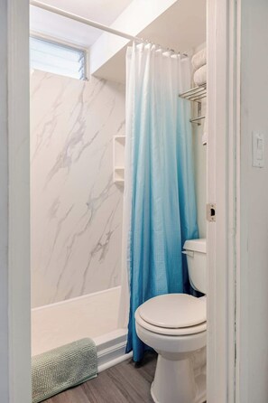 Combined shower/bathtub, hair dryer, towels, soap - Stylish Studio · Steps to Beach · No Resort Fees (Honolulu)