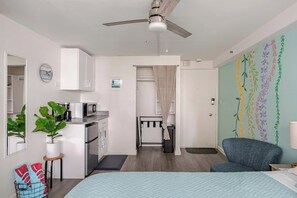 1 bedroom, iron/ironing board, free WiFi, bed sheets - Stylish Studio · Steps to Beach · No Resort Fees (Honolulu)