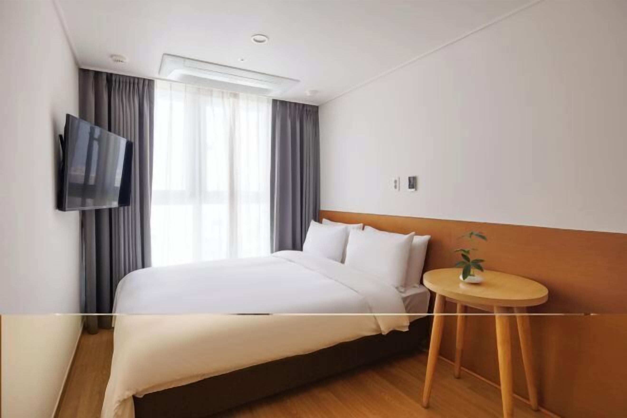 Laptop workspace, free WiFi, bed sheets