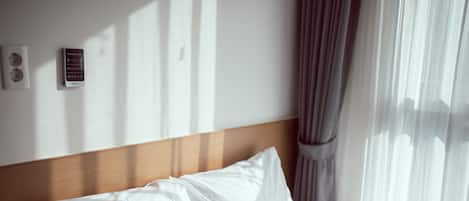 Espacio para trabajar con laptop, wifi gratis y ropa de cama