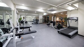 A gym with exercise equipment, mirrors, and a treadmill. - KENNY STAY BUSAN GIJIANG - HOTEL KENNY (Busan)
