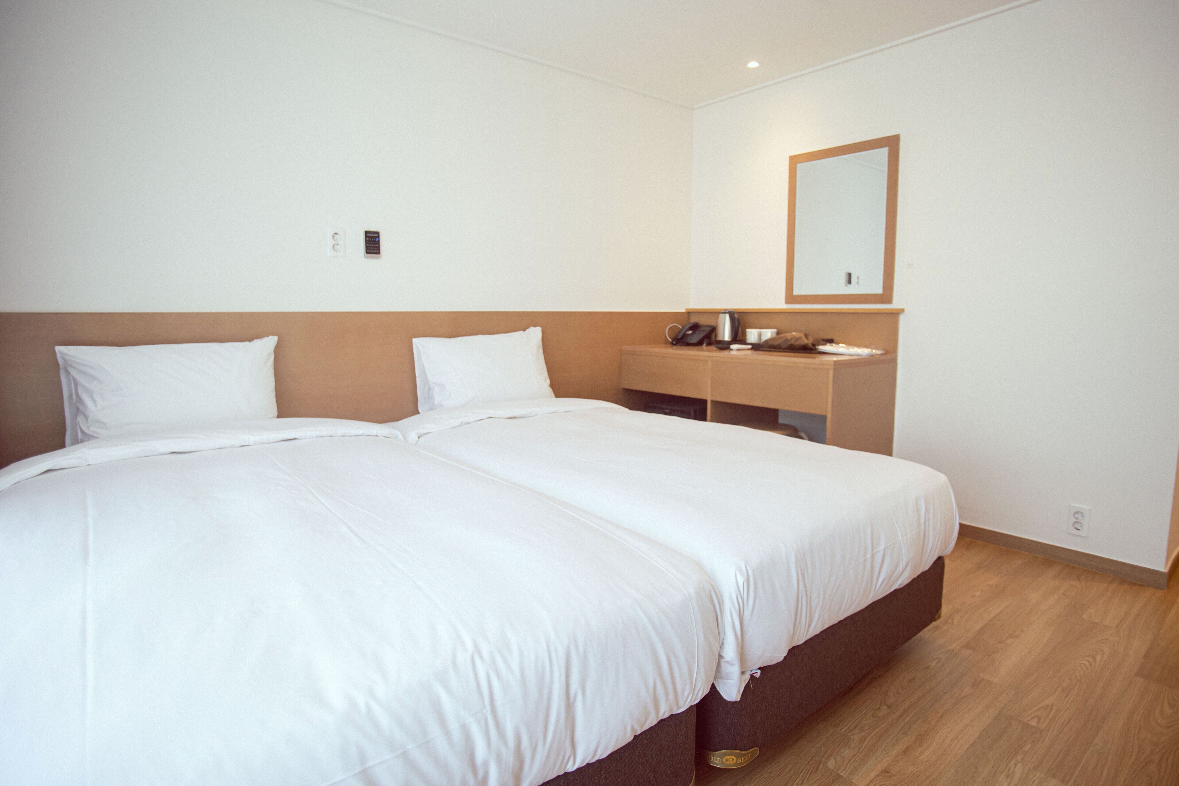 deluxe twin room | 1 bedroom, laptop workspace, free wifi, bed sheets