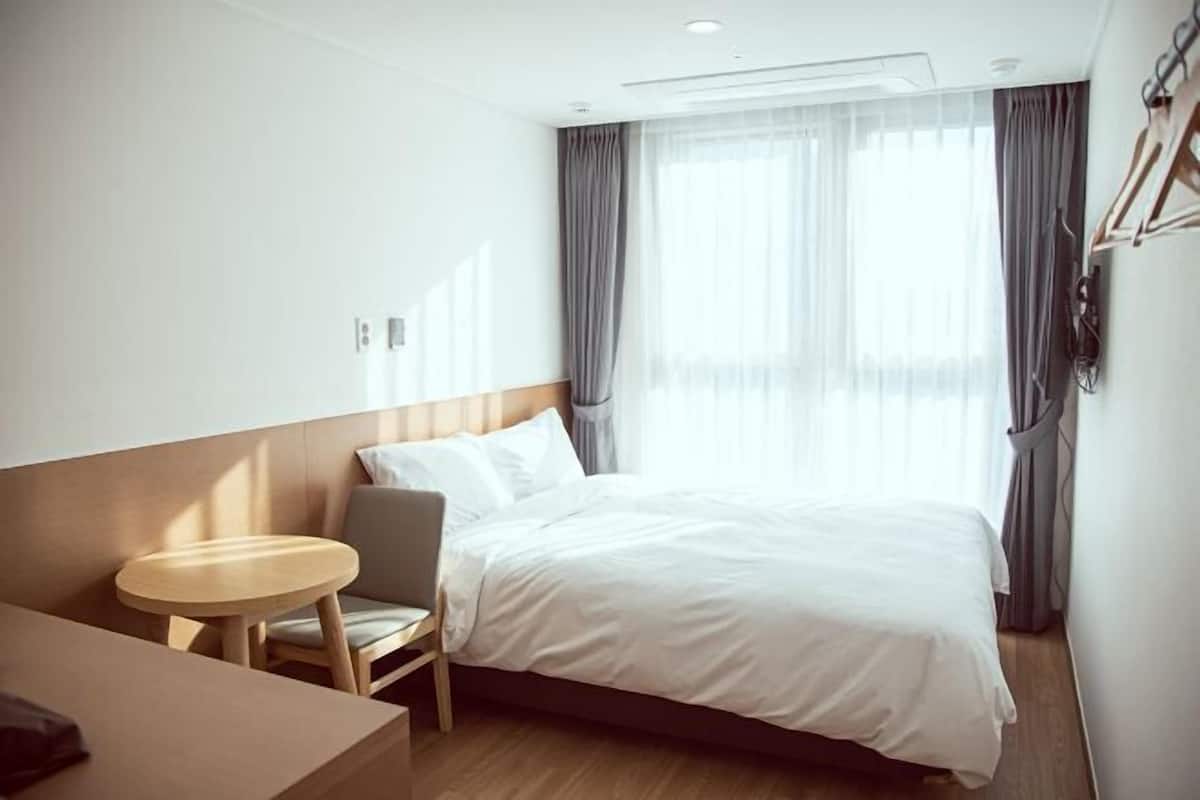 Laptop workspace, free WiFi, bed sheets