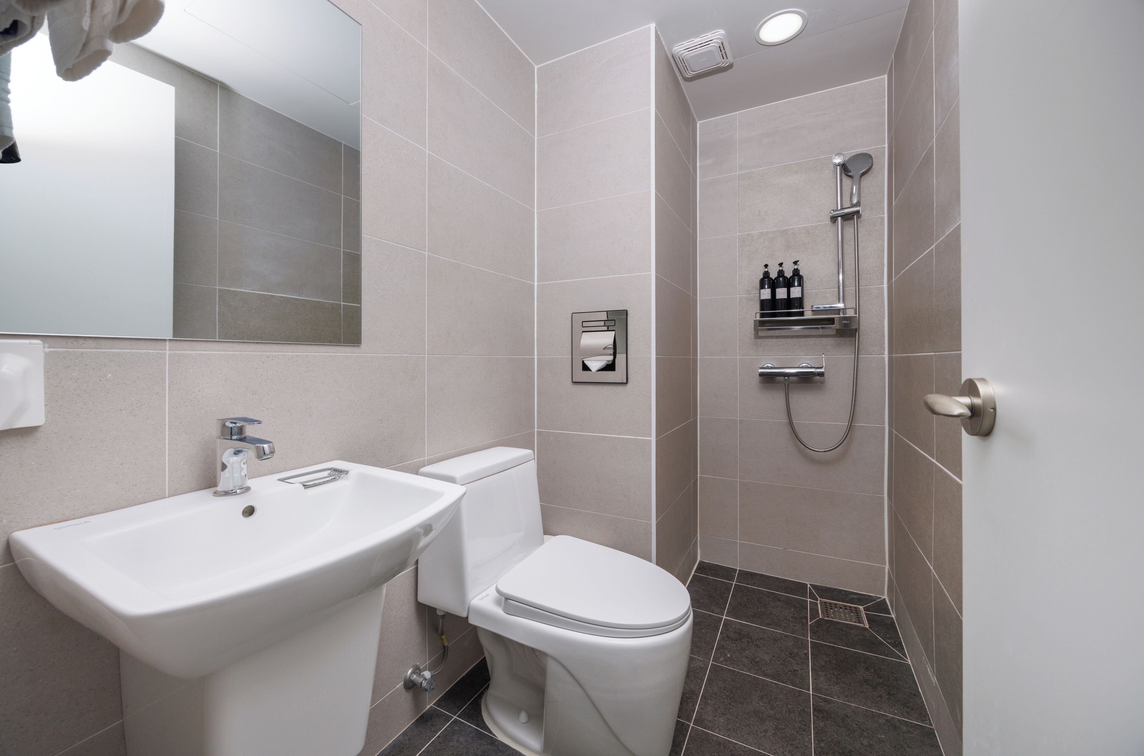 Dusche, kostenlose Toilettenartikel, Haartrockner, Hausschuhe