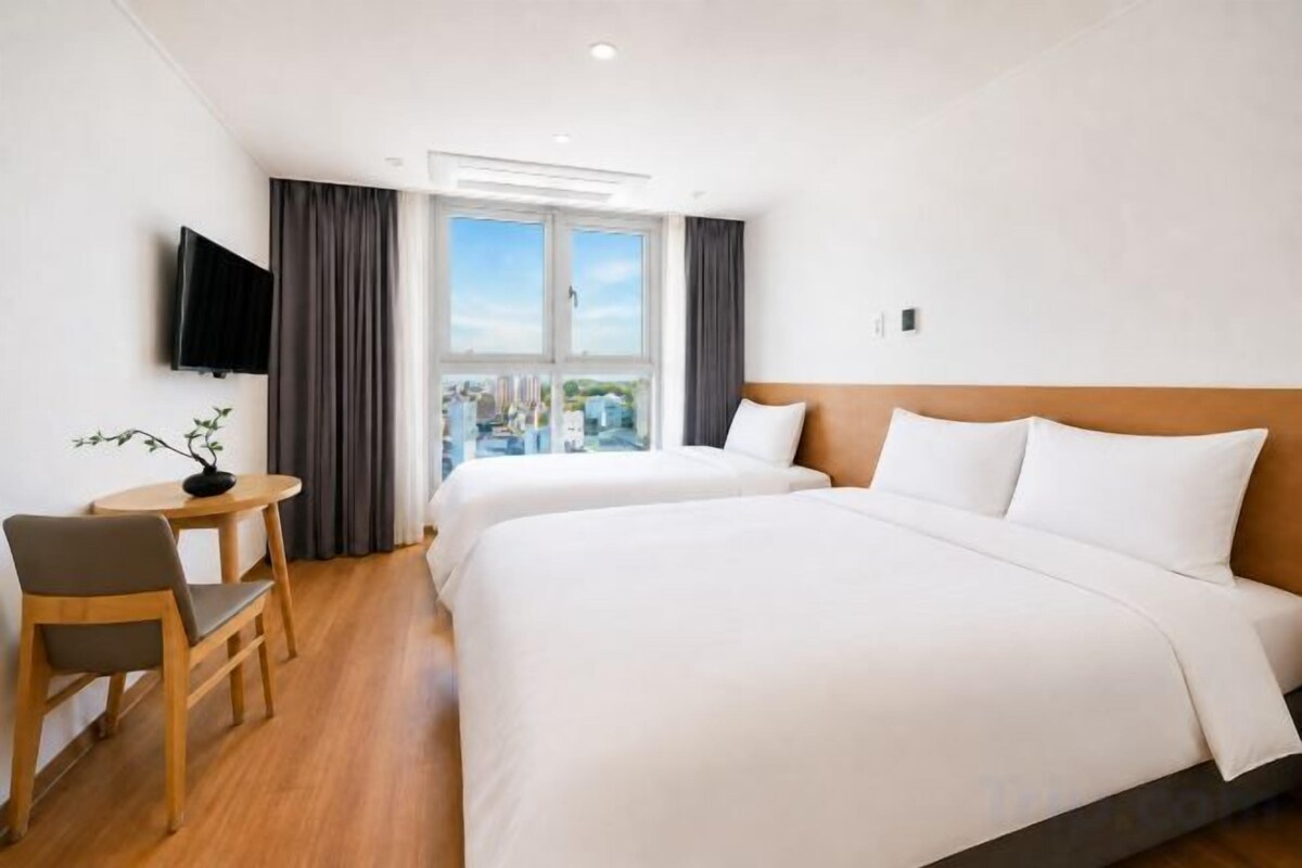Laptop workspace, WiFi (free), bed sheets