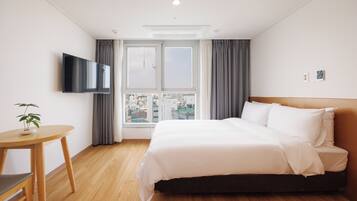 Deluxe Double Room | Laptop workspace, free WiFi, bed sheets