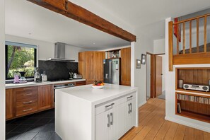 Fridge, microwave, oven, stovetop - Alpine Lodge - Botanical Oasis (Wanaka)