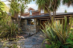 Exterior - Alpine Lodge - Botanical Oasis (Wanaka)
