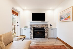 Televisión y chimenea 
