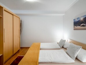 3 bedrooms, desk, Internet