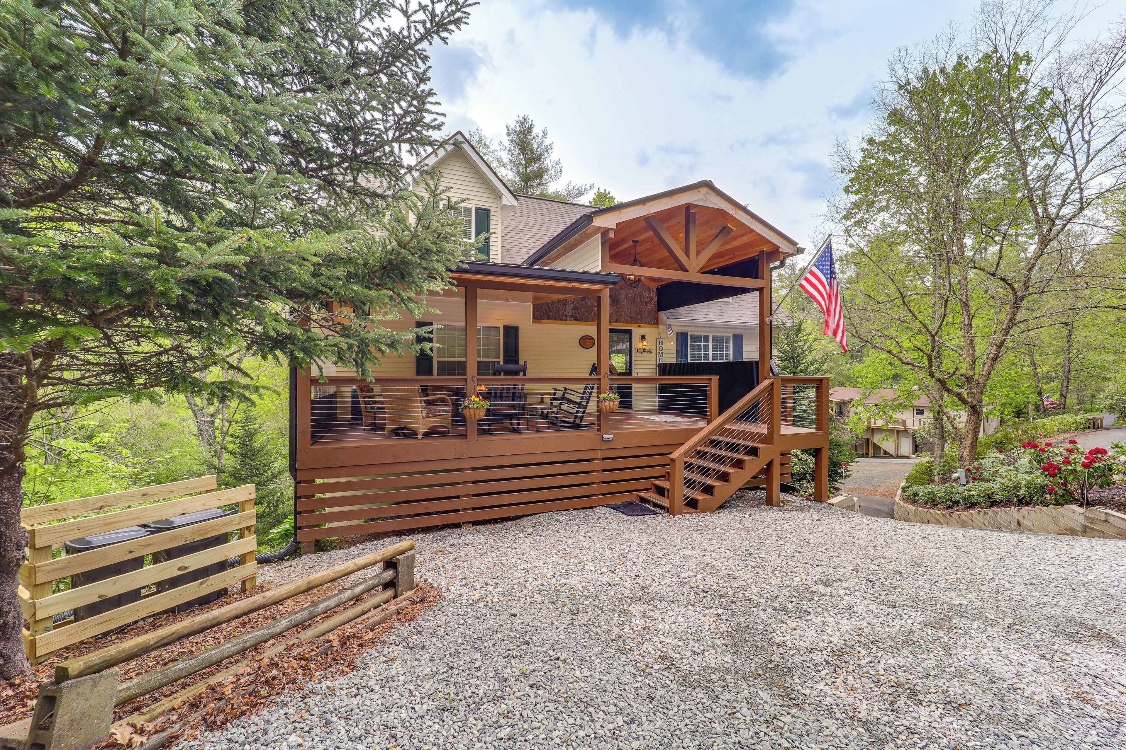Newland Cabin w/ Beach Access: Near Hiking Trails!