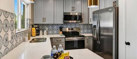 Kühlschrank, Mikrowelle, Ofen, Herdplatte