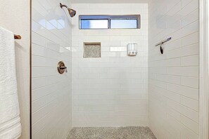 Combined shower/tub, hair dryer, towels