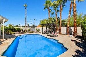 A heated pool - Come as you are with free Heated Pool! (Tempe)