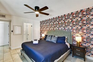 4 bedrooms, iron/ironing board, free WiFi, bed sheets - Come as you are with free Heated Pool! (Tempe)