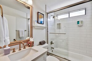 Combined shower/tub, hair dryer, towels