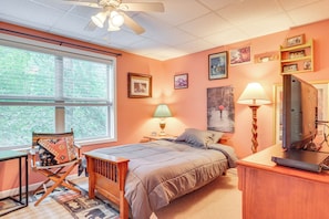 2 bedrooms, desk, iron/ironing board, travel cot - Georgia Home w/ 2 Fire Pits & Creek Access! (Young Harris)