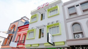 A multi-story building with a sign indicating it is a guest house. - OYO 809 Noura Guest House Syariah (Malang)