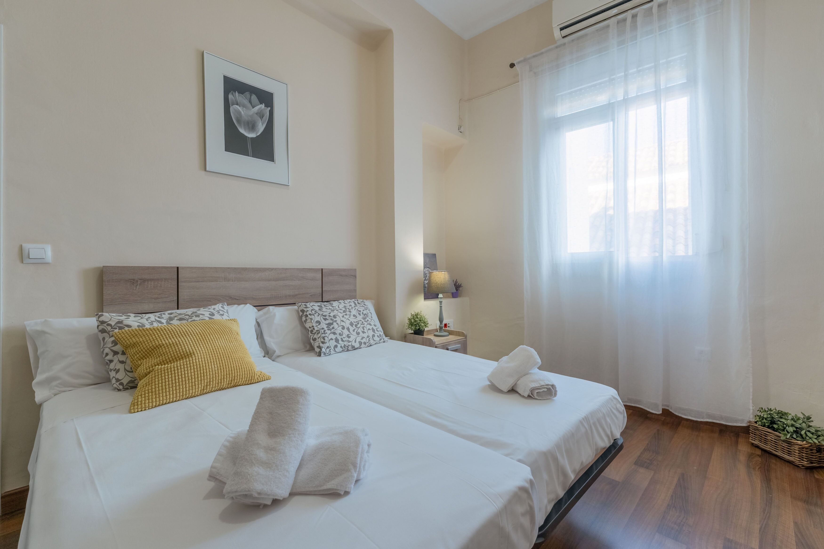 2 sovrum, skrivbord, strykjärn/strykbräda och resesäng