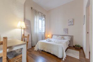 2 bedrooms, desk, iron/ironing board, travel cot - Córdoba Cool Homes La Compañía (Cordoba)