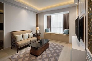 Una sala de estar moderna con un sofá, una mesa de centro y una televisión.