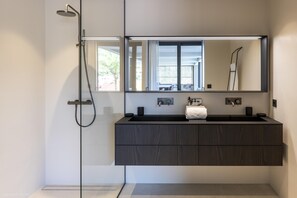 Dusj, hårføner og håndklær