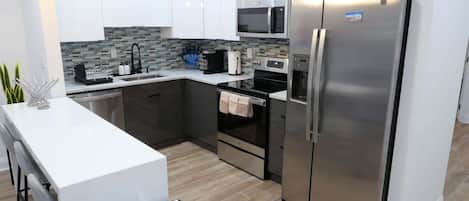 Geladeira, micro-ondas, cooktop, lava-louças