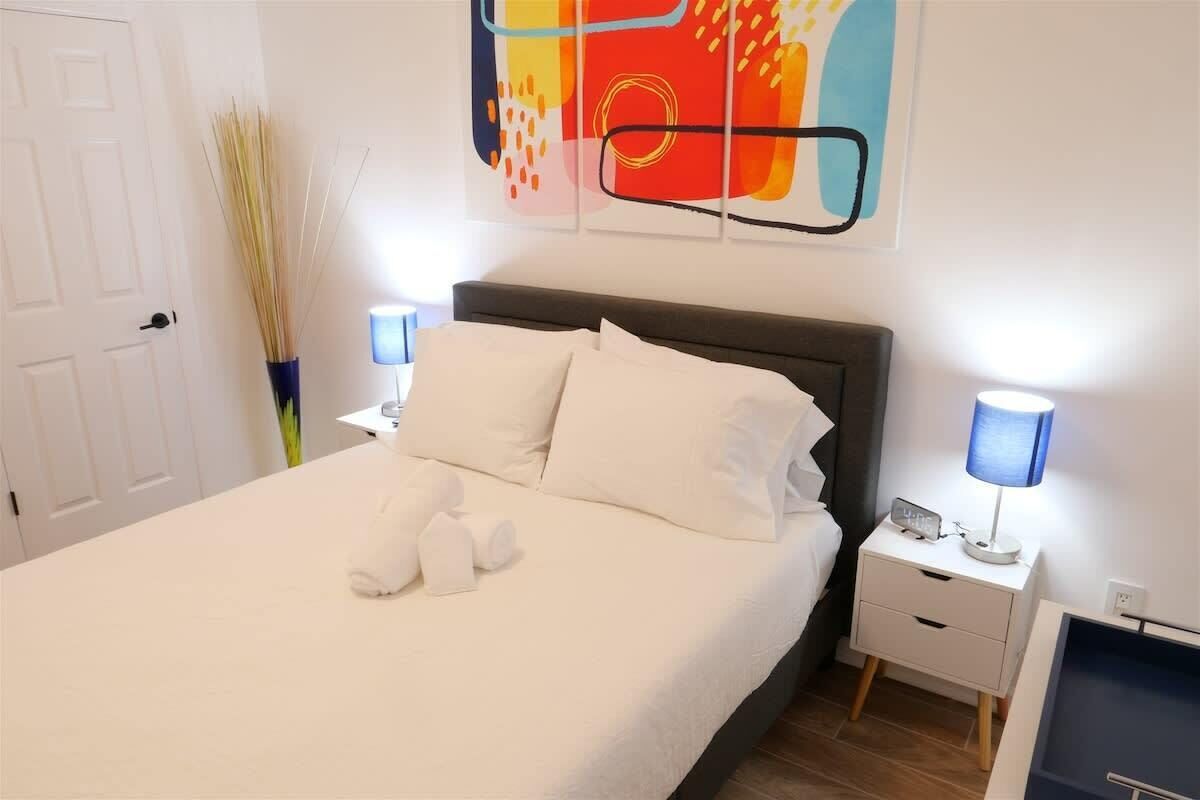 2 slaapkamers, een bureau, een laptopwerkplek