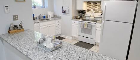 Réfrigérateur, micro-ondes, cafetière/bouilloire