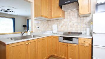 Maison Familiale, non-fumeurs | Cuisine privée | Réfrigérateur, micro-ondes, plaque de cuisson, cafetière/bouilloire