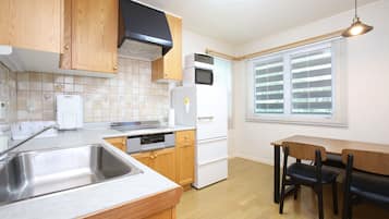 Maison Familiale, non-fumeurs | Cuisine privée | Réfrigérateur, micro-ondes, plaque de cuisson, cafetière/bouilloire