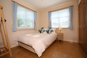 3 habitaciones, cortinas blackout y tabla de planchar con plancha 