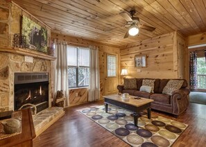 House, Multiple Beds (Magnolia Bearadise #311) | Living room