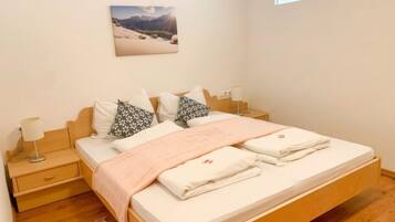 2 bedrooms, desk, internet