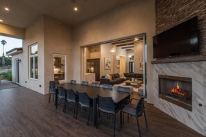 Dining - Luxury Retreat w/Views: Putting Green/Game Room/Infinity Pool & More! (Escondido)