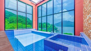 Un área de spa con vista a un lago y montañas.