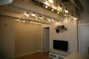 Interior - Warm & Unique - Amazing Downtown Location - 2 Queen Beds - Disney+ Included (Philadelphia)