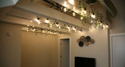 Warm & Unique - Amazing Downtown Location - 2 Queen Beds - Disney+ Included