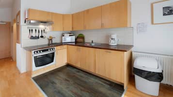 Fridge, microwave, stovetop, coffee/tea maker