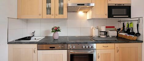 Frigorifero, microonde, forno, piano cottura