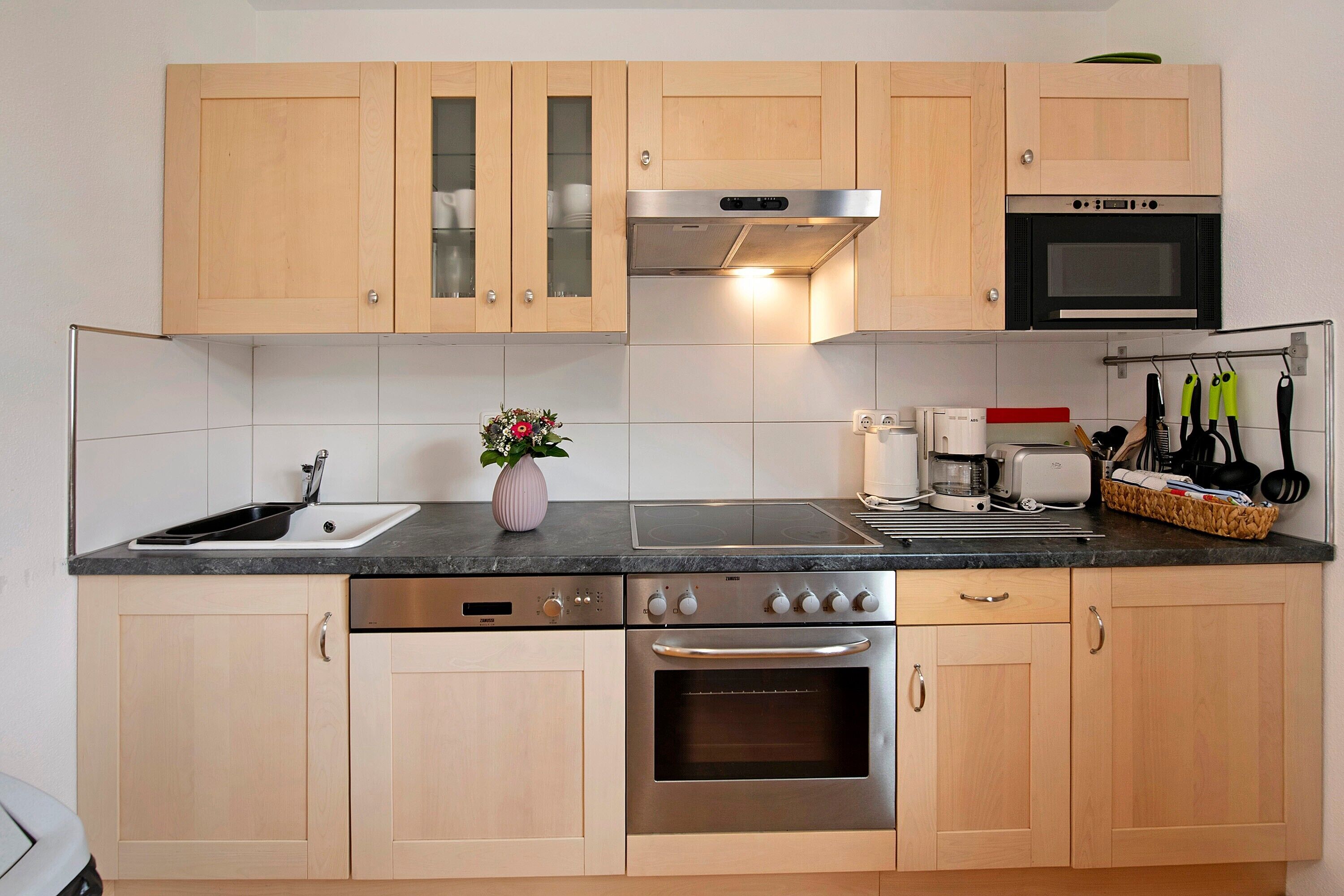 Kühlschrank, Mikrowelle, Ofen, Herdplatte