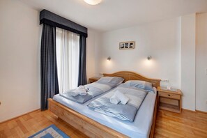2 bedrooms, free WiFi, bed sheets - "Haus Lowe Appartement 1 Stock Nr 2" with Mountain View (Filzmoos)