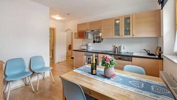 Een koelkast, een magnetron, een oven, een kookplaat