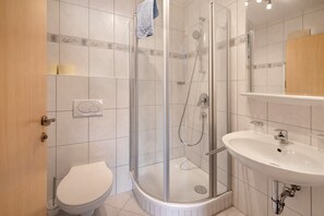 Douche, sèche-cheveux, serviettes fournies