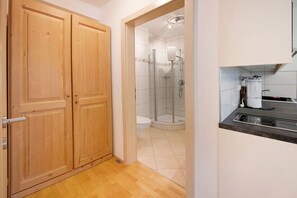 Shower, free toiletries, hair dryer, towels - Studio Apartment "Haus Lowe Erdgeschoss Nr. 1" with Mountain View & Terrace (Filzmoos)