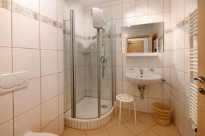 Dusche, kostenlose Toilettenartikel, Haartrockner, Handtücher