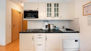 Kühlschrank, Mikrowelle, Herdplatte, Wasserkocher mit Kaffee-/Teezubehör